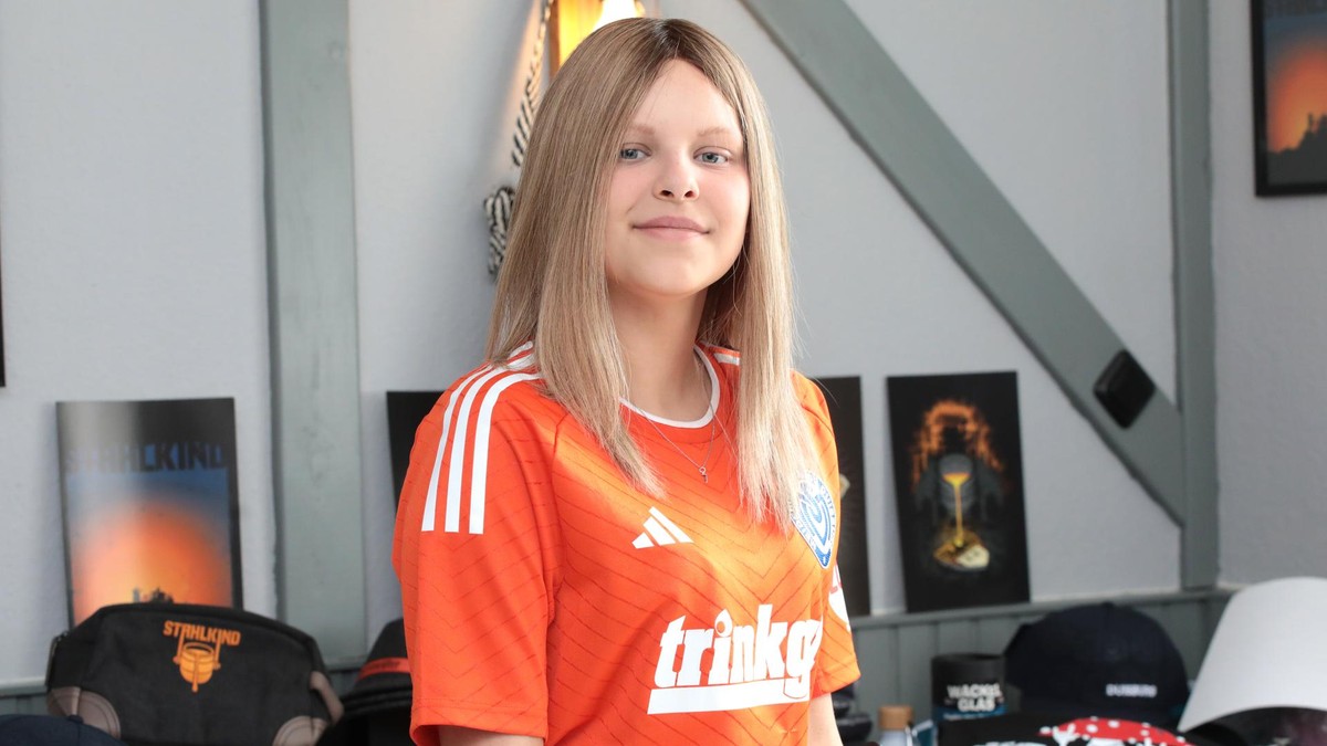 Lea (12) liebt den MSV Duisburg. Die Fan-Leidenschaft gibt ihr Kraft im anstrengenden Alltag mit ihrer Krankheit: Die Gymnasiastin leidet an Knochenkrebs. 