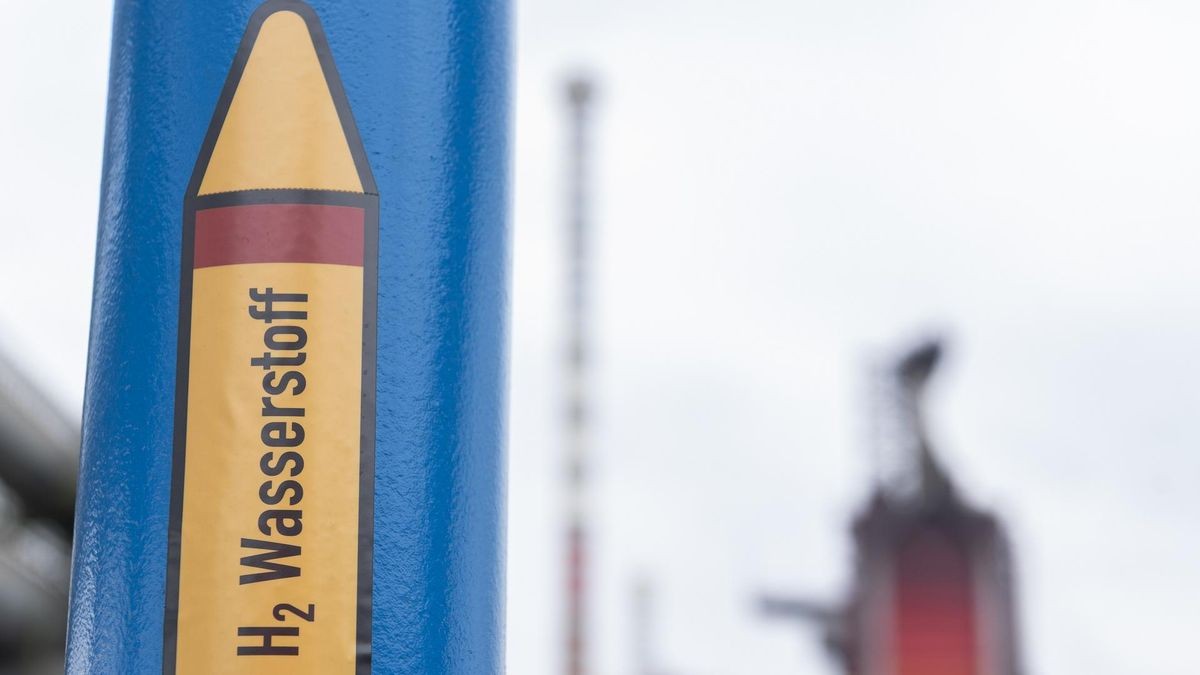 Wird grüner Wasserstoff zum Brennstoff der Zukunft für die Duisburger Stahlindustrie? Bei Thyssenkrupp Steel ist eine DRI-Anlage im Bau, doch der Hochlauf der Produktion kommt nicht recht in Gang.