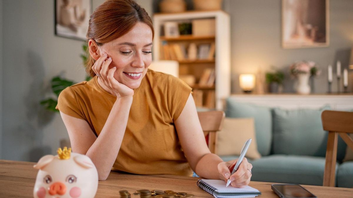 Einige Banken erhöhen derzeit die Tagesgeld-Zinsen – wir zeigen welche. Eine Frau rechnet durch, wie viel sie im Monat sparen kann