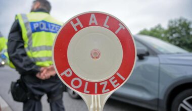 Illegales Autorennen auf der A59: Polizei stellt zwei Raser