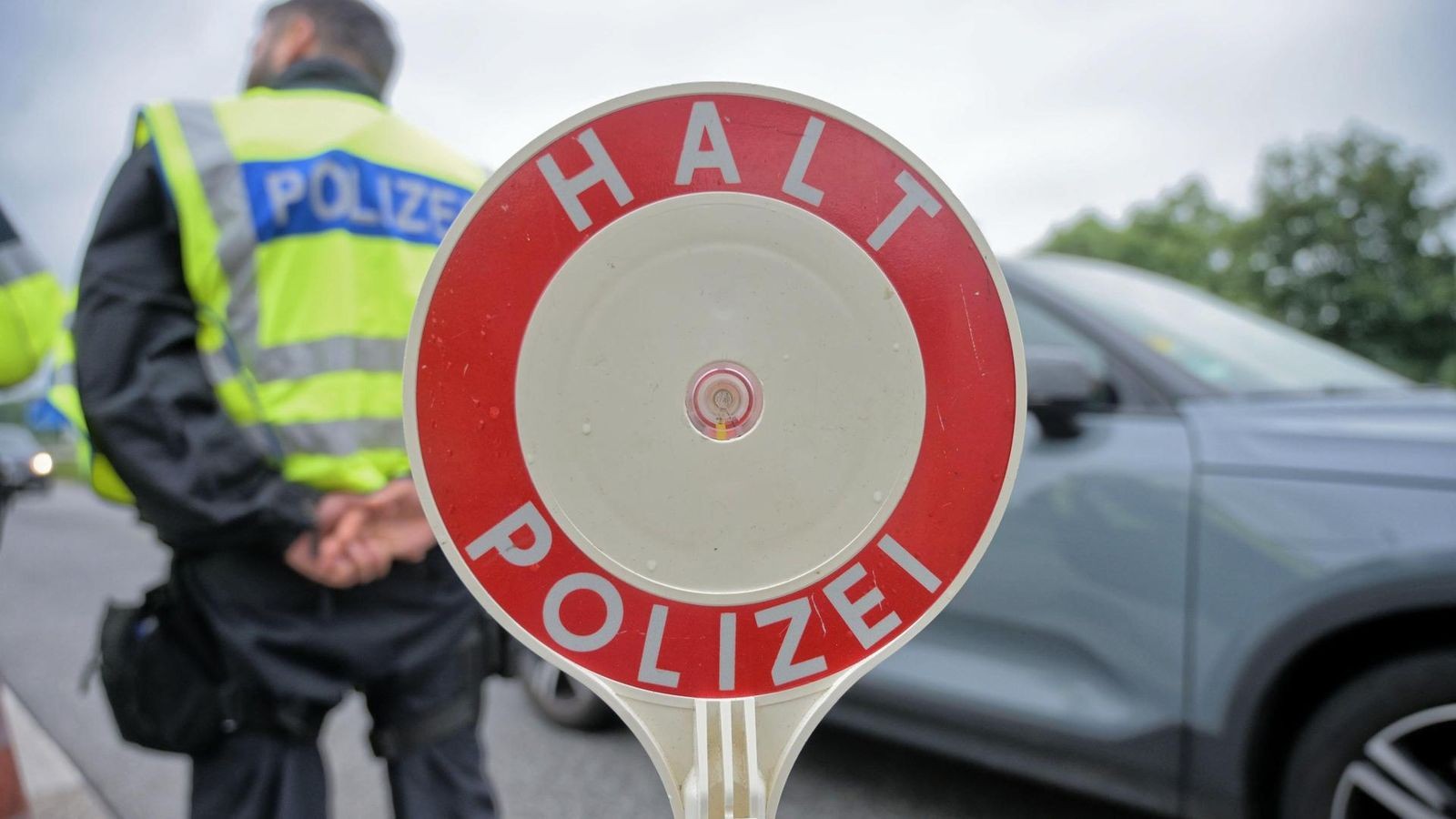 Illegales Autorennen auf der A59: Polizei stellt zwei Raser