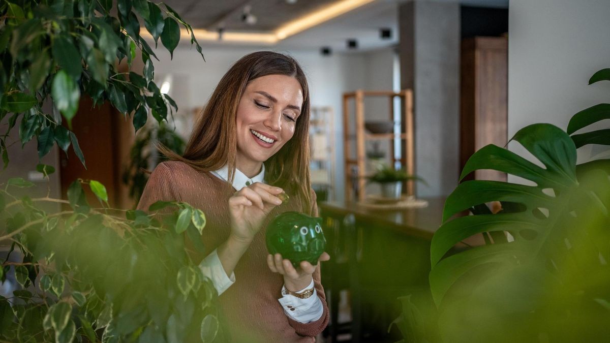 Die Postbank wirbt mit höheren Zinsen. Eine Frau spart Geld