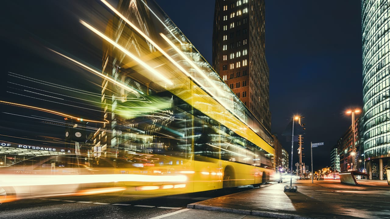 In Berlin: 28-Kilo-Stein von Brücke auf Linienbus geschmissen! | Regional
