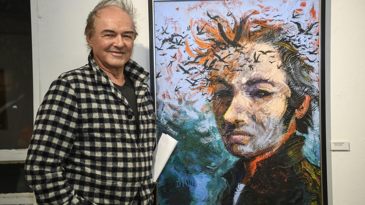 Rudi Hurzlmeier vor einem Selbstporträt in der Ausstellung „Wilde und verbotene Bilder“ in der Duisburger Cubus-Kunsthalle. 