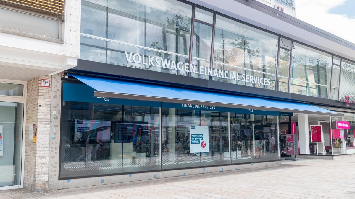 Die Volkswagen Bank vergibt nicht nur Autokredite, sondern bietet auch ein Tagesgeldkonto an. Volkswagen Financial Services office.