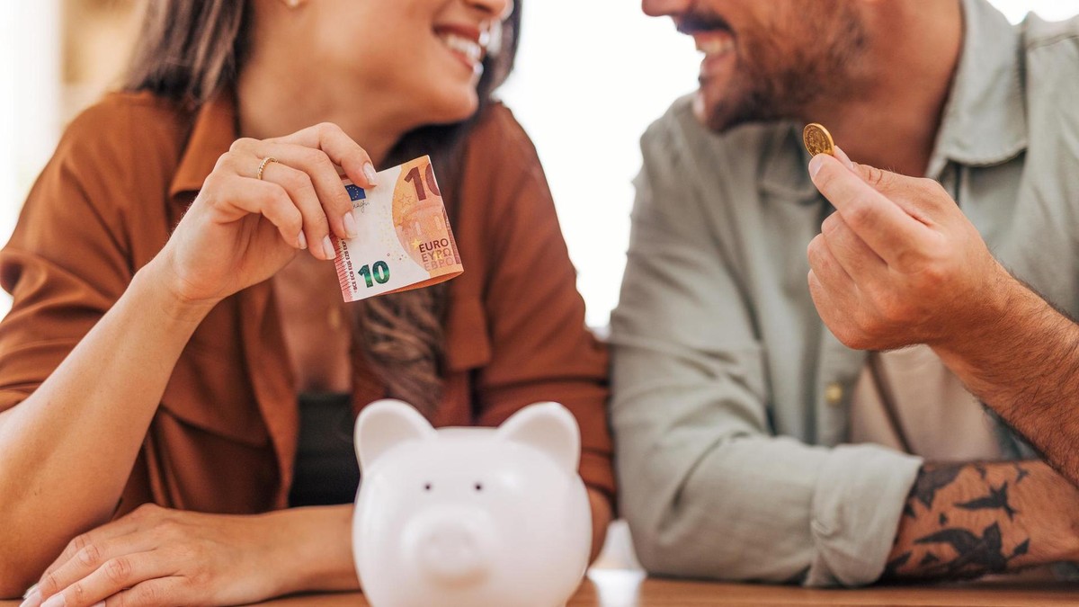 Bei Klarna gibt es noch bis zu 2,70 Prozent Zinsen p.a. auf Festgeld. Ein Paar spart Geld