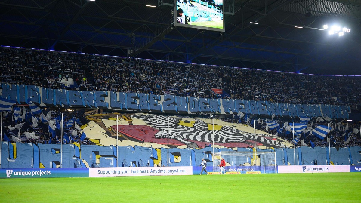Stehen wie der zwölfte Mann hinter ihrer Mannschaft: die Fans des MSV Duisburg.