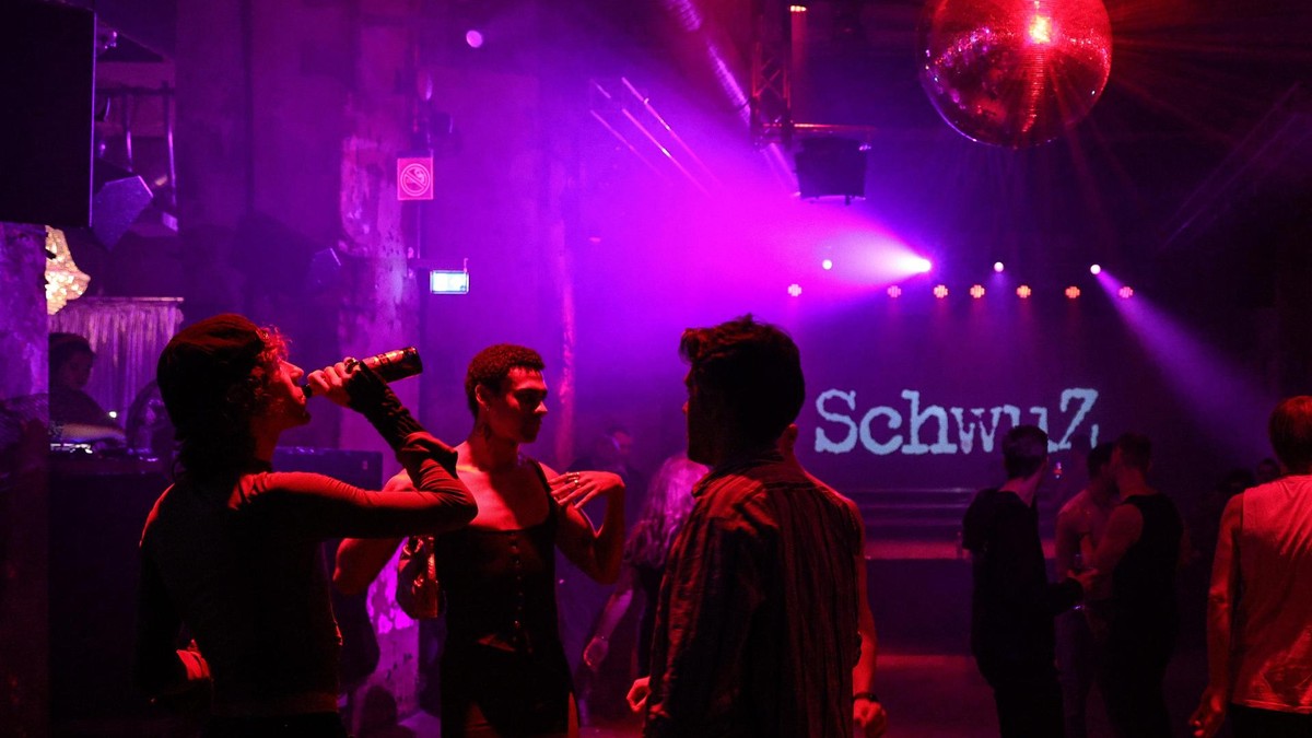 Gäste bei der Party „Last Cheers, Queers“. SchwuZ, Germany's Oldest Queer Club, Closes
