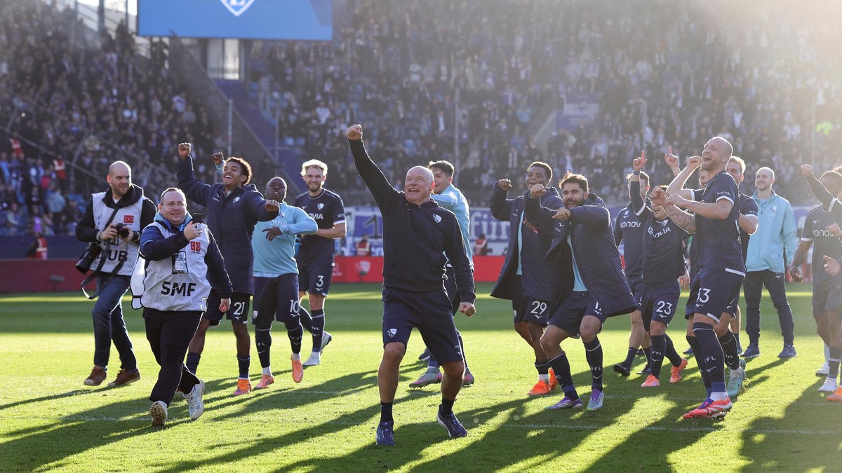Wollen auch im Dezember - gegen Stuttgart, Bielefeld und Karlsruhe - im Ruhrstadion nach dem Abpfiff jubeln: Trainer Uwe Rösler und seine Spieler des VfL Bochum, hier nach dem 2:0 gegen den FC Magdeburg. firo : 02.11.2025
Fussball, Fußball, 2.Liga, 2.Bundesliga, Saison 2025/2026,
VfL Bochum 1848 - 1.FC Magdeburg