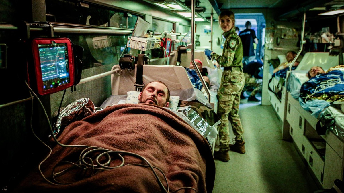 Verwundete Soldaten werden am Montag 27. November 2025 von einem Sanitätsbatallion in der Region Donezk, Ukraine, betreut. Der Bus bringt die Soldaten nach Dnipro zur weiteren Versorgung. Foto: André Hirtz / FUNKE Foto Services Sanitätsbatallion Avstriyka