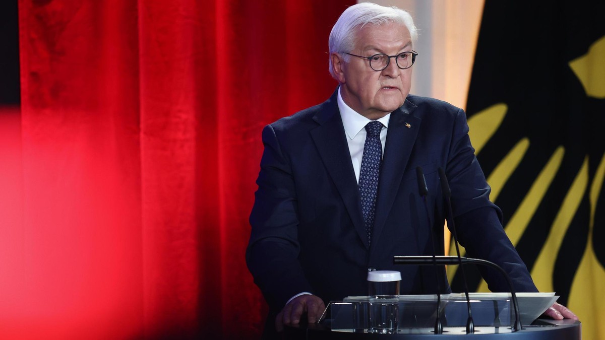 09.11.2025, Berlin: Bundespräsident Frank-Walter Steinmeier hält am Jahrestag des Mauerfalls 1989, des antijüdischen Pogroms der Nazis 1938 und der Ausrufung der Republik nach dem Ersten Weltkrieg 1918 in seiner Residenz Schloss Bellevue in Berlin, Deutschland, eine Rede über aktuelle Gefahren für die Demokratie. Foto: Maryam Majd/Pool AP/dpa +++ dpa-Bildfunk +++ Gedenken 9. November - Bundespräsident