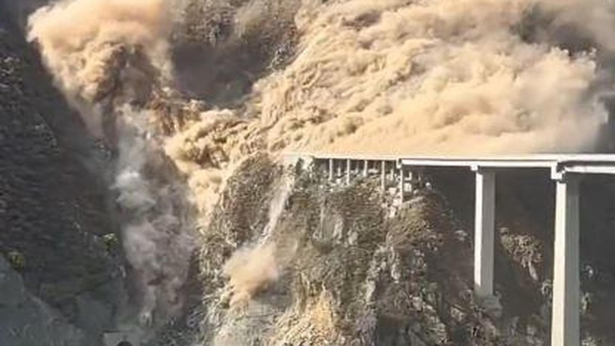 Brücke in China teilweise eingestürzt