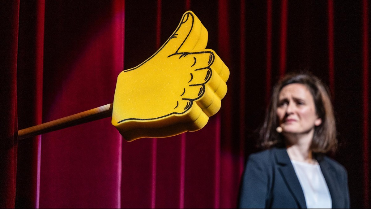 Daumen hoch bei der Duisburger Sportschau: Aslı Sevindim wird mit Bülent Aksen wieder den Abend moderieren.