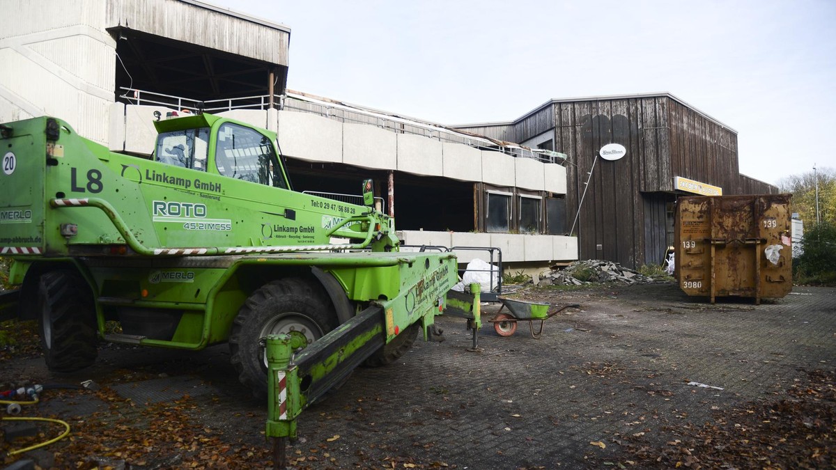 Noch sind die alten Zooterrassen eine Ruine, doch der Zoo Duisburg plant für Millionen den Bau eines neuen Restaurants mit einem Blick auf afrikanische Tiere. Für den Betrieb wird jetzt ein Gastronom gesucht.