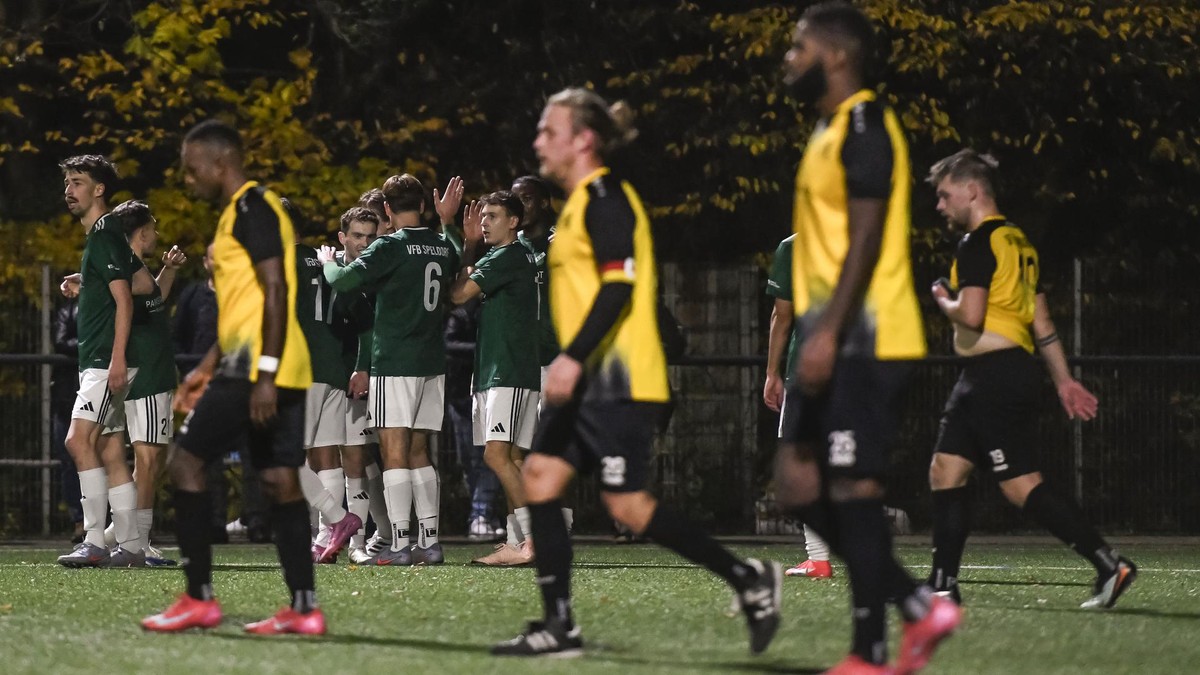 Ein Bild, das den Abend zusammenfasst: Speldorf jubelt, Hamborn (in der Mitte Kapitän Pascal Spors) ist bedient. Ein Bild, das den Abend zusammenfasst: Speldorf jubelt, Hamborn (in der Mitte Kapitän Pascal Spors) ist bedient.