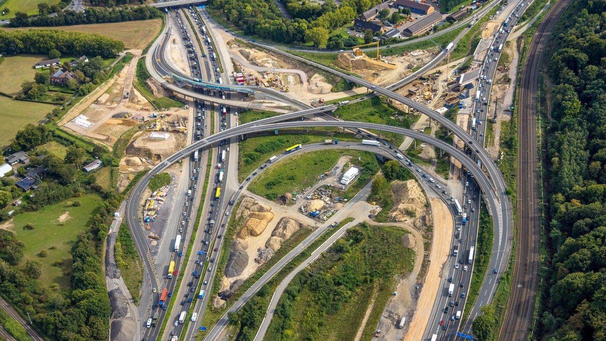 Die Großbaußstelle im Autobahnkreuz Kaiserberg in Duisburg macht weitere Sperrungen erforderlich. Die Großbaußstelle im Autobahnkreuz Kaiserberg in Duisburg macht weitere Sperrungen erforderlich.