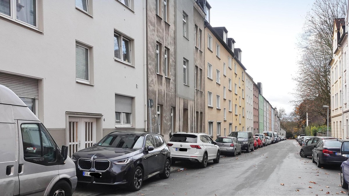 In einer Wohnung an der Reichsstraße in Bochum-Hamme ist bei einem Polizeieinsatz in der Nacht zu Montag ein zwölfjähriges Mädchen angeschossen und lebensgefährlich verletzt worden. Ansicht der Straße