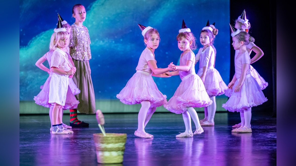 Wechselnde Kostüme und eine stimmungsvolle Dekoration: In weihnachtlicher Kulisse zeigten 215 Schülerinnen und Schüler der Mülheimer Ballettschule Ballerita ihr Können. Generalprobe der Ballettaufführung BalleRita in Mülheim an der Ruhr