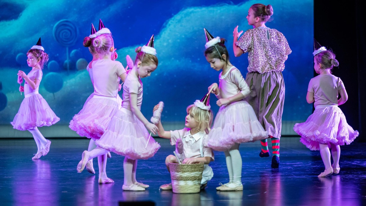Wechselnde Kostüme und eine stimmungsvolle Dekoration: In weihnachtlicher Kulisse zeigten 215 Schülerinnen und Schüler der Mülheimer Ballettschule Ballerita ihr Können. Generalprobe der Ballettaufführung BalleRita in Mülheim an der Ruhr