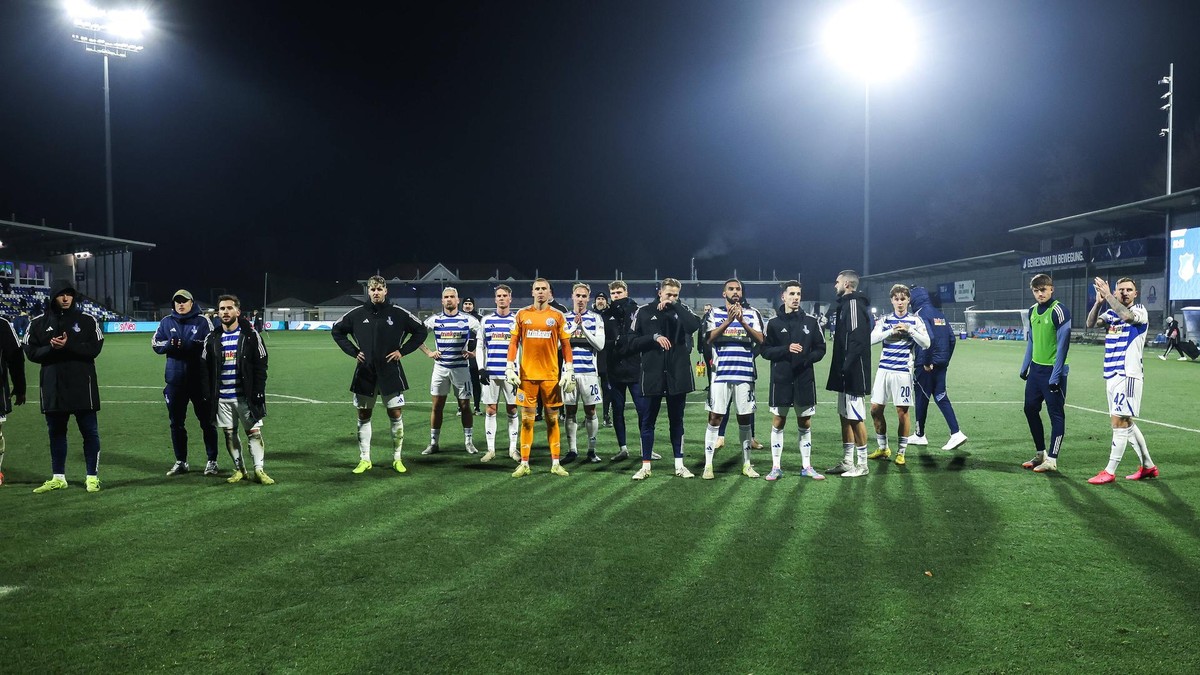 Die Mannschaft vor der Gästekurve in Hoffenheim. 