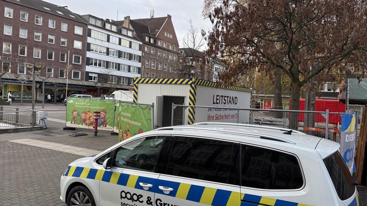 In erster Linie werden in einem Leitstand, einem eingezäunten Container auf dem Averdunkplatz, Besucherströme auf dem Weihnachtsmarkt in Duisburg über mehrere Monitore beobachtet.