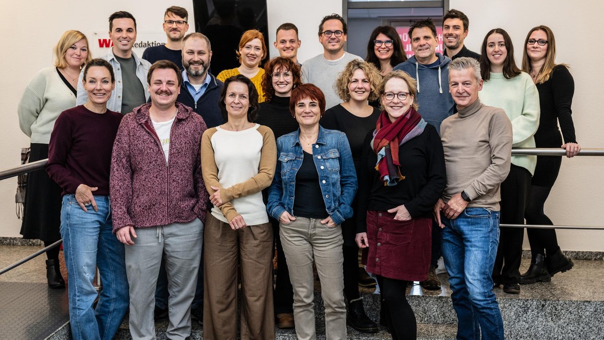 Das Team der WAZ-Lokalredaktion Duisburg am letzten Arbeitstag in den alten Räumen (von links nach rechts): Pirkko Gohlke (Head of Digital Lokales WAZ), Katja Burgsmüller, Jory Aranda, Jonas Schlömer, Philipp Wahl, Oliver Kühn, Monique de Cleur, Julia Koch (Volontärin), Sarah Schlüter (Volontärin), Nick Kaspers, Sabine Ring, Daniel Wiberny, Fabienne Piepiora, Tina Halberschmidt, Annette Kalscheur, Dirk Retzlaff (NRZ-Lokalsport), Martin Schroers, Martin Ahlers, Souhaila Moulou (Werksstudentin), Christin Wattenberg (Redaktionsassistentin). Nicht im Bild: die NRZ-Lokalsportredakteure Thomas Kristaniak und Friedhelm Thelen.