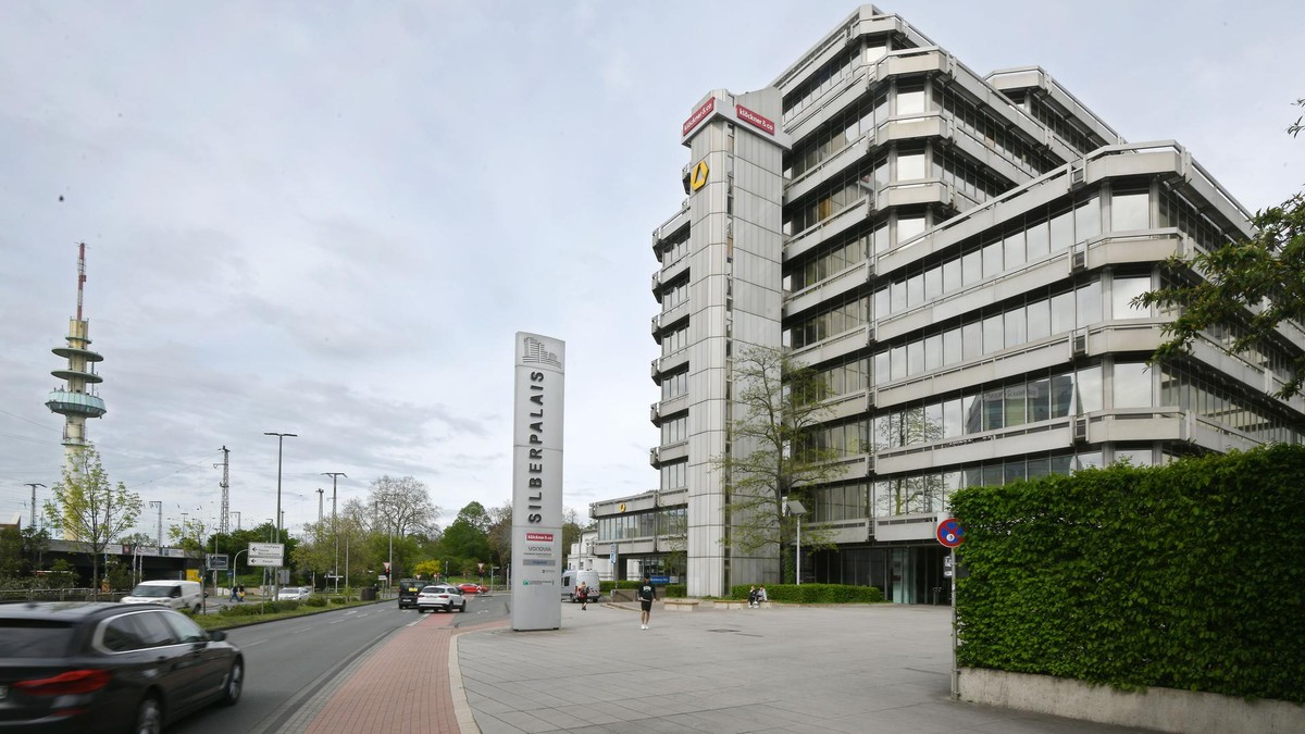 Das Silberpalais ist eines der größten und bekanntesten Bürogebäude in Duisburg. Klöckner & Co errichtete das Gebäude 1978 als neue Konzernzentrale für seine damals rund 1500 Beschäftigten. Das sanierte Bürohaus ist der neue Redaktionssitz von WAZ, NRZ und Radio Duisburg.
