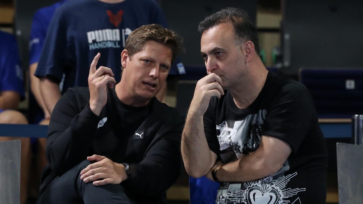 Zwei, die einer Meinung sind: Cheftrainer Nicolej Krickau (l.) und Geschäftsführer Bob Hanning – gemeinsam schmieden sie die Zukunftspläne der Füchse Berlin. Zwei, die einer Meinung sind: Cheftrainer Nicolej Krickau (l.) und Geschäftsführer Bob Hanning – gemeinsam schmieden sie die Zukunftspläne der Füchse Berlin.