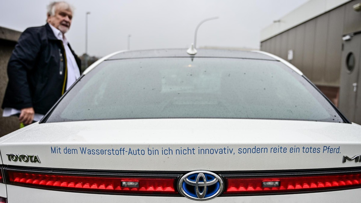 Seine Verärgerung über die Entwicklung der Wasserstoff-Mobilität hat Wolfgang Tereick auf das Heck seines Wagens geschrieben.