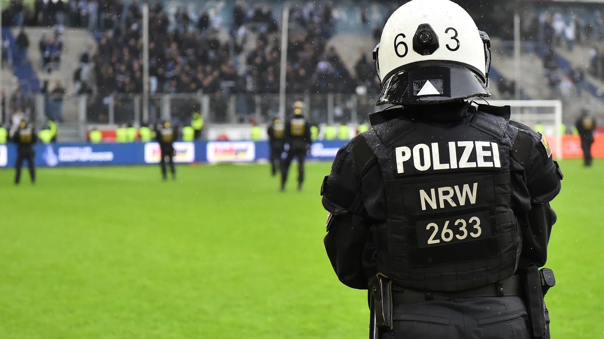 Die Polizei wird auch beim Spiel MSV - Aachen präsent sein – wie hier beim Finale des Niederrheinpokals MSV gegen RWE. (Archivbild)
