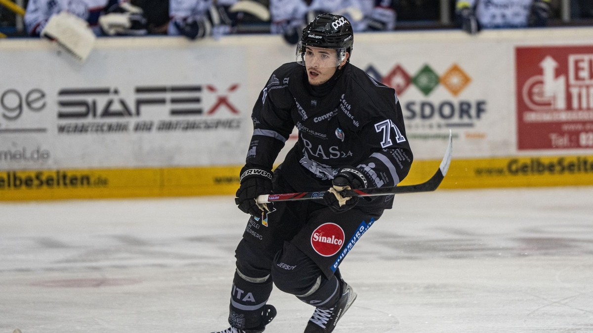 Adam Kiedewicz stürmt nun wieder mit Sandis Zolmanis und Egils Kalns.