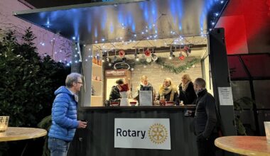 Rotary-Clubs servieren Glühwein für den guten Zweck beim Adventsmarkt in Buer