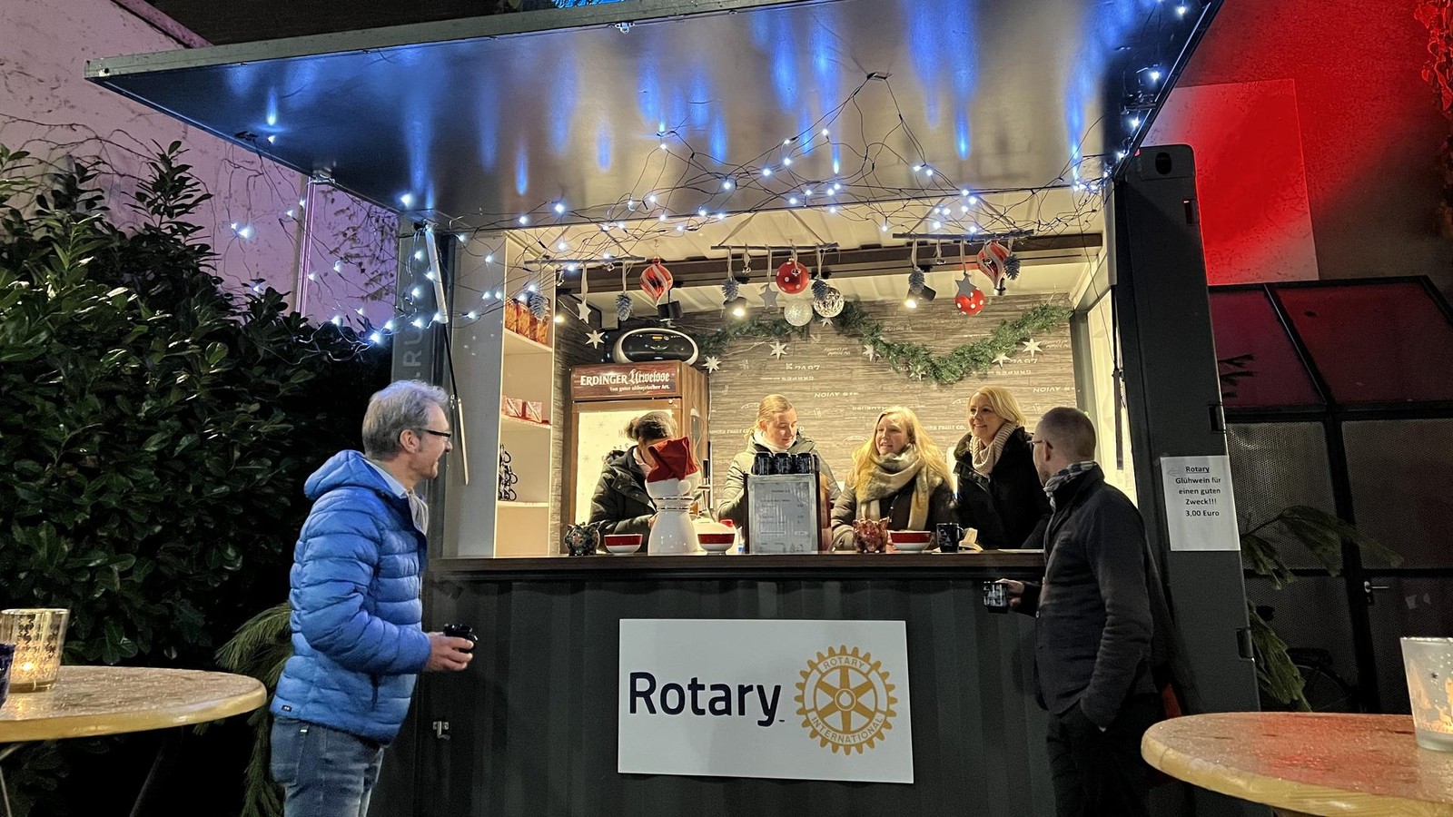 Rotary-Clubs servieren Glühwein für den guten Zweck beim Adventsmarkt in Buer