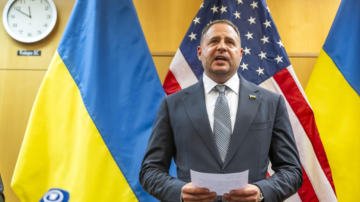 Andrij Jermak, Leiter des Präsidialamts der Ukraine: Vor wenigen Tagen führte der Vertraute von Präsident Wolodymyr Selenskyj in Genf Gespräche mit US-Unterhändlern über den Friedensplan, am Freitag durchsuchten Anti-Korruptionsermittler seine Wohnung in Kiew. Andrij Jermak