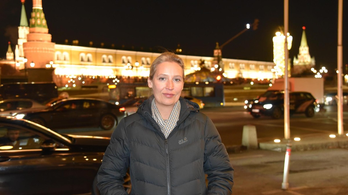 März 2021: Alice Weidel, Vorsitzende der AfD Bundestagsfraktion, steht in der Nähe des Kreml in Moskaus Zentrum. Heute spricht sie von „offenen Kanälen“ in Richtung Russland. Coronavirus - AfD-Fraktion in Moskau