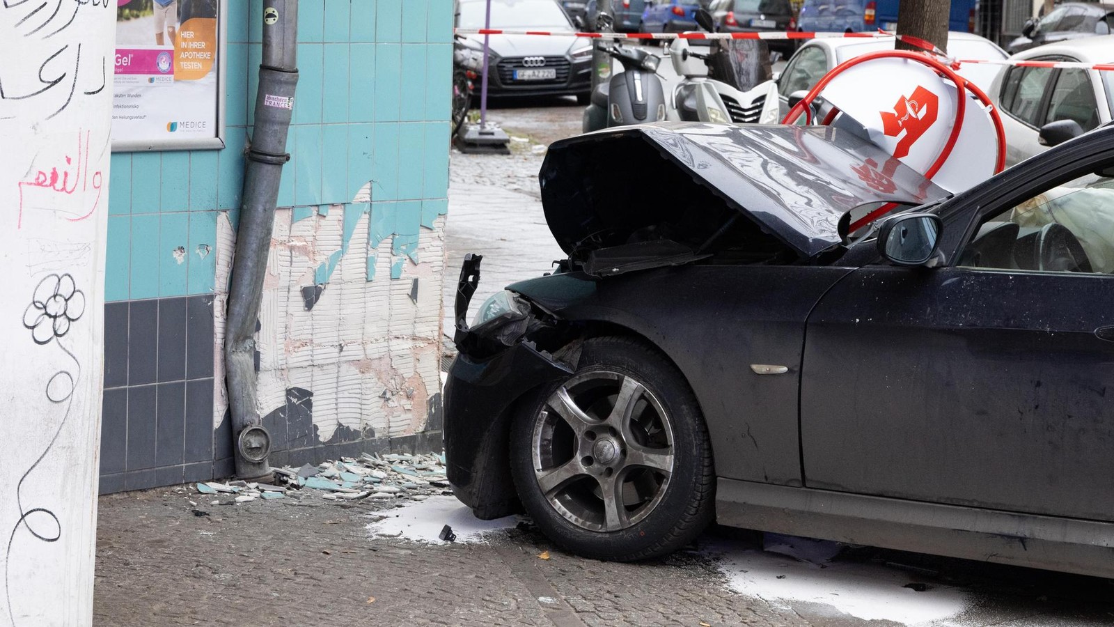 Schwerer Unfall auf der Sonnenallee – Mann prallt mit Auto gegen Hauswand