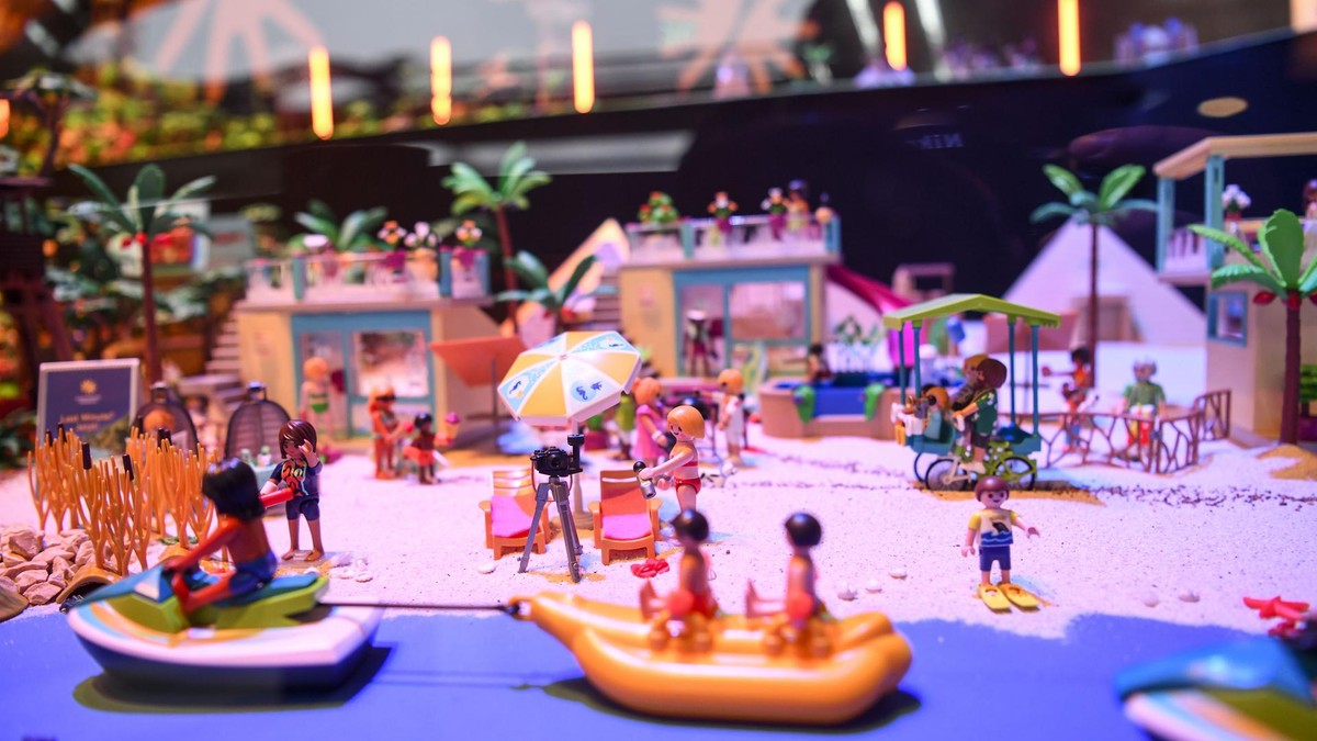Strandurlaub im kalten November: Im Playmobil-Diorama kann man mit den kleinen Plastikmännchen gedanklich in den Urlaub reisen.