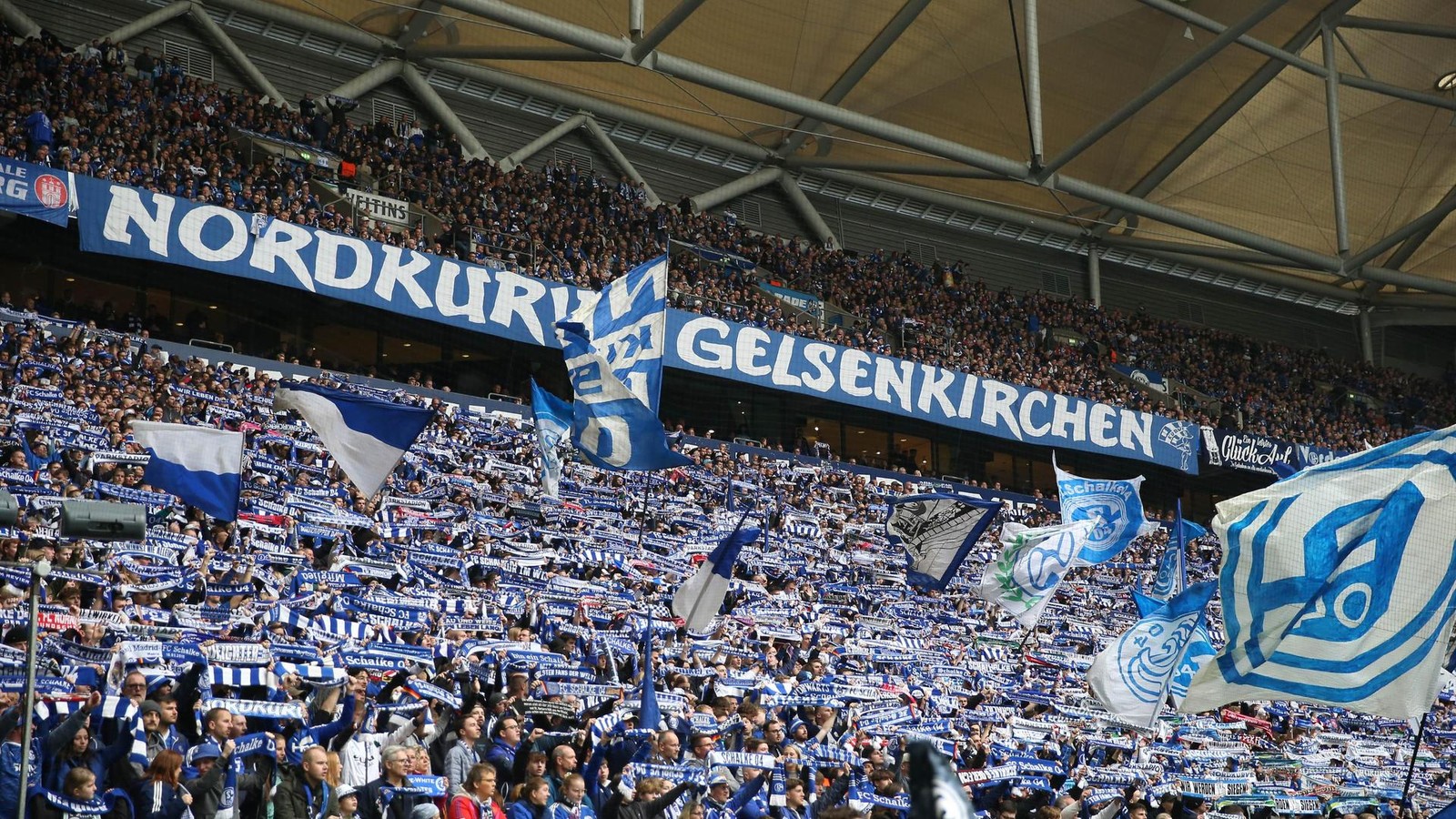 Nach Schalke-Sieg: Fan (52) stürzt in der Nordkurve