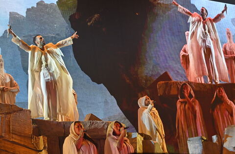 Pop-Oper wie griechische Tragödie: Marco Mengoni in Stuttgarter Schleyerhalle - Kultur regional - Reutlinger General-Anzeiger