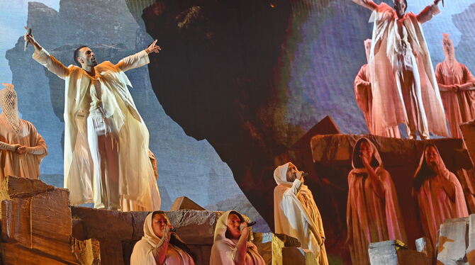 Pop-Oper mit Anklängen einer griechischen Tragödie: Italiens Superstar Marco Mengoni setzt sich ins Szene.