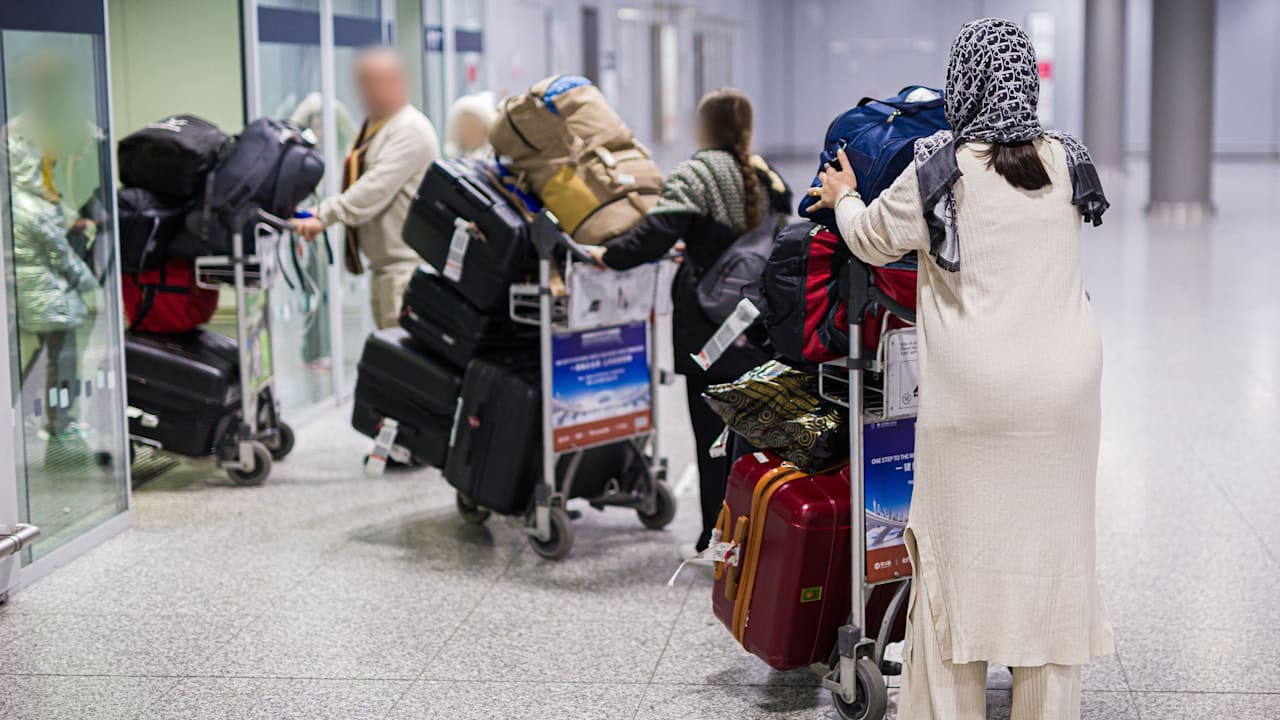 Blamage für Dobrindts Ministerium: Afghanen verzichten nicht | Politik