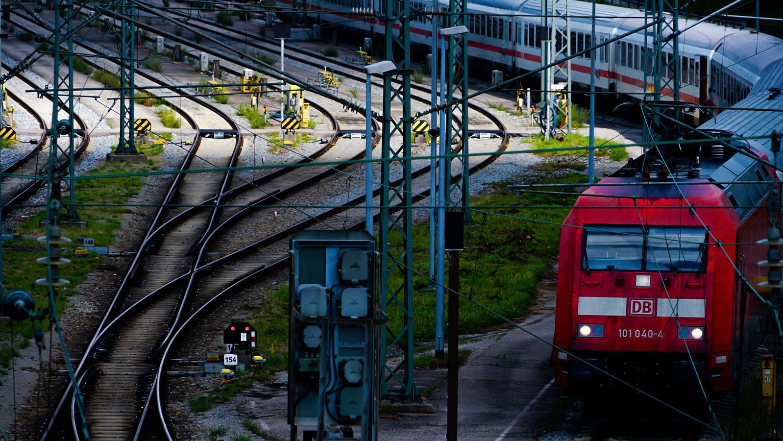 München: Unbekannte werfen Steine auf fahrenden Zug