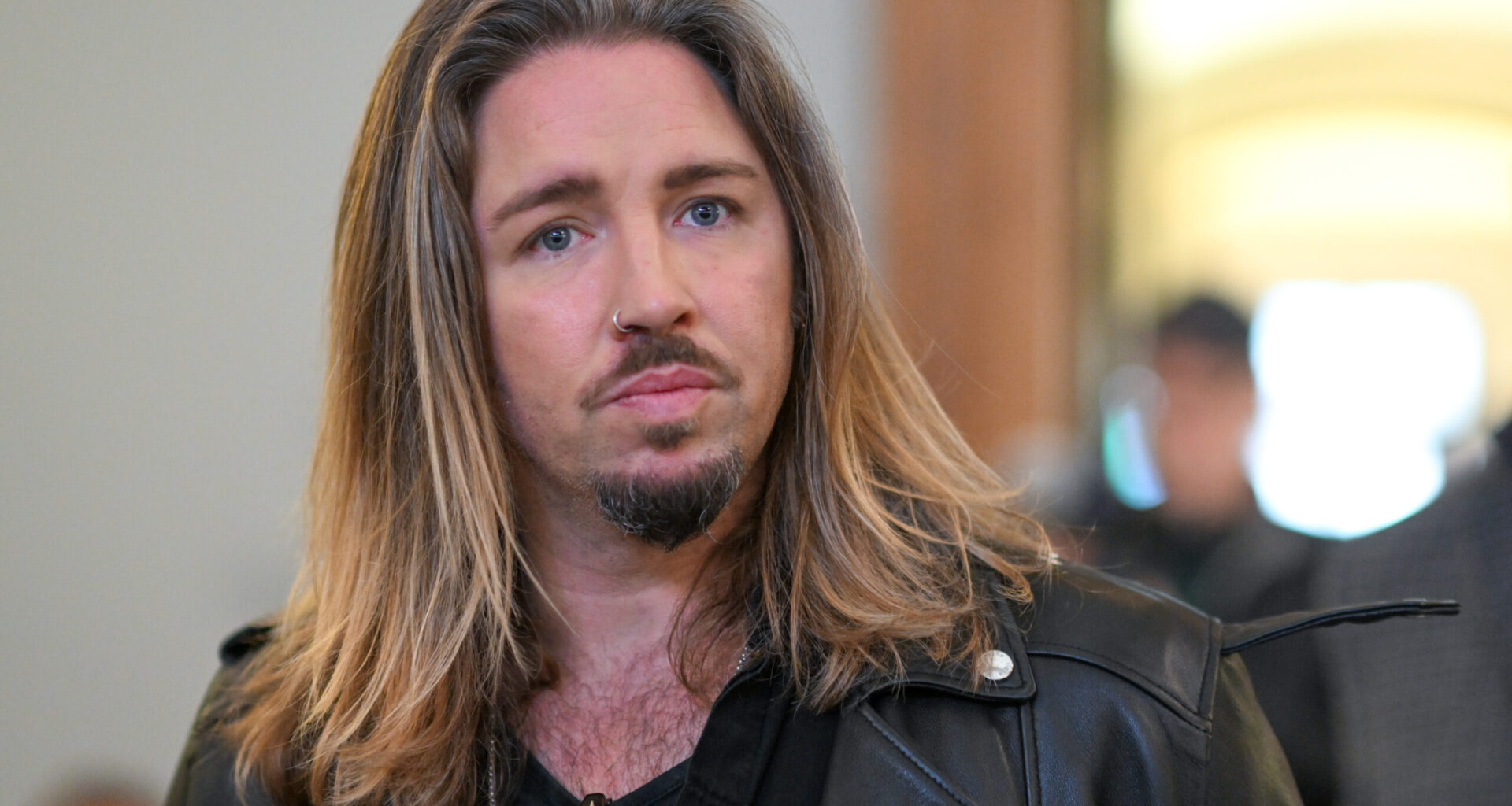 Gil Ofarim betritt den Saal des Landgerichts in Leipzig.