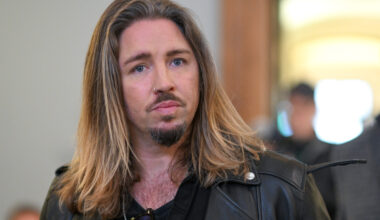 Gil Ofarim betritt den Saal des Landgerichts in Leipzig.