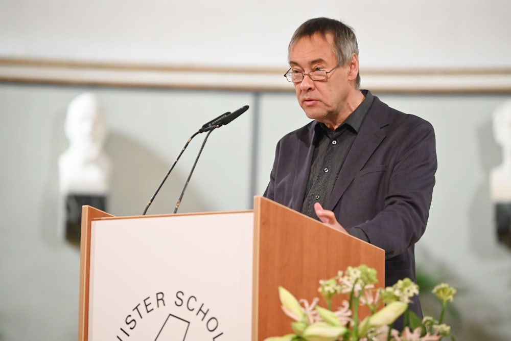 „Gegen Praktiken der Zerstörung der Demokratie gilt es aufzustehen“, sagt Laudator Thomas Krüger in aller Deutlichkeit.
