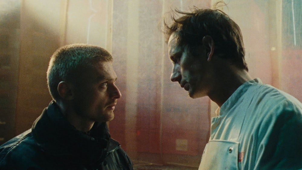 „Skin On Skin“: zwei Männer in einem industriellen Schlachthaus und ihre Sehnsucht nach Freiheit.