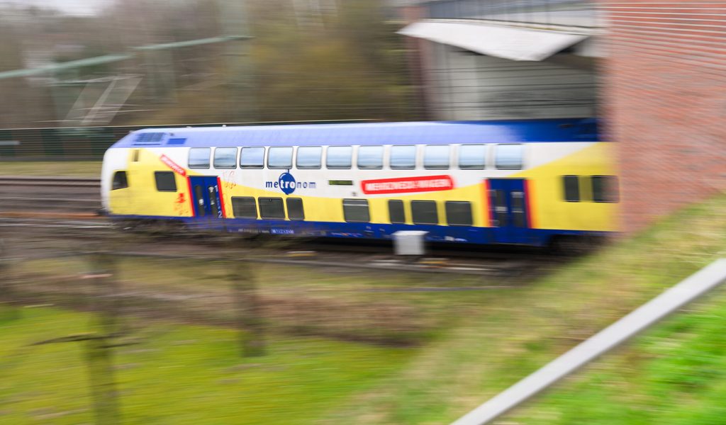 Hamburg: Zugbegleiter wird beschimpft, bespuckt und angegriffen