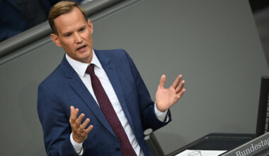 Drogenbeauftragter Streeck: Keine teuren Krebs-Medikamente mehr für Hundertjährige? | Politik