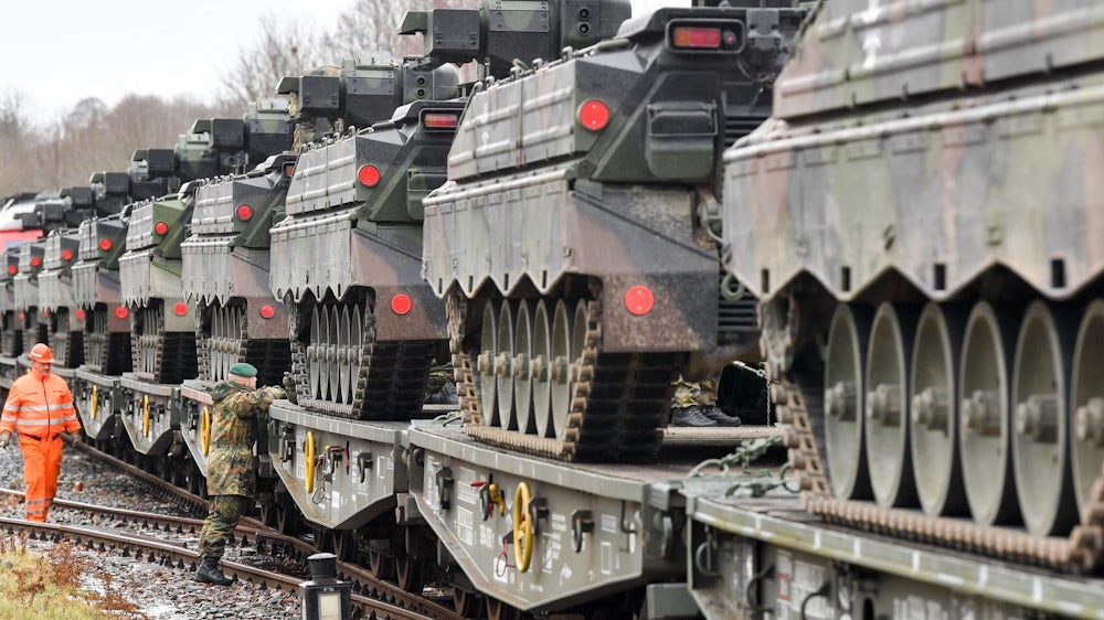 Der grenzüberschreitende Transport von schwerer Ausrüstung bereit Militärplanern oft Sorgen - die EU-Kommission will Schwierigkeiten nun angehen. (Archivbild)