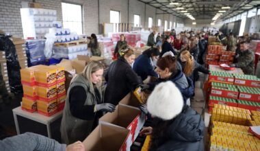 In Köln werden wieder Pakete für die Rundschau-Altenhilfe gepackt